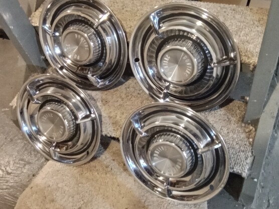 Accessories - Pontiac: 1957 - 65 Pontiac Bonneville Hubcaps