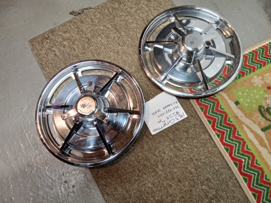 Accessories - Chevrolet: 1963 Corvette Hubcaps