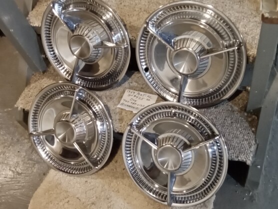 Accessories - Pontiac: 1959 Pontiac Bonneville spinner hubcaps