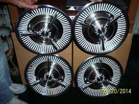 Accessories - Pontiac: 1957 58 Pontiac Bonneville Hubcaps