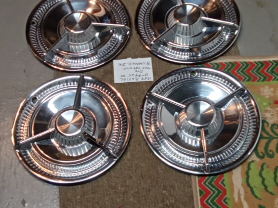 Accessories - Pontiac: 1959 Pontiac Bonneville spinner hubcaps