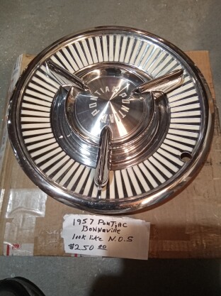 Accessories - Pontiac: 1957 Pontiac Bonneville Hubcap