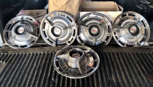 Accessories - Chevrolet: 1962 SPINNER HUBCAPS