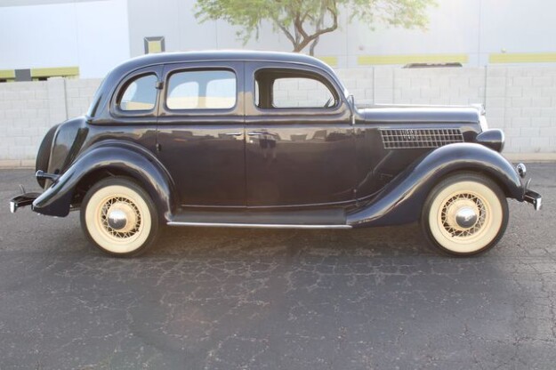 1935 Ford Sedan