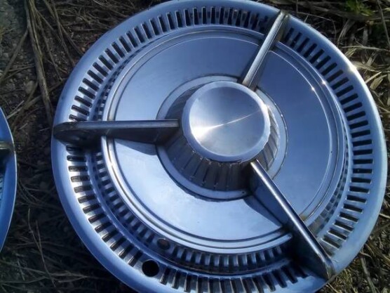 Accessories - Pontiac: 1959 Pontiac Bonneville Hubcaps