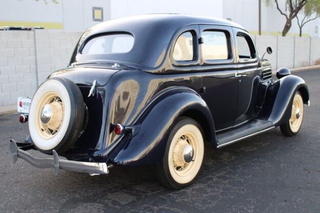 1935 Ford Sedan