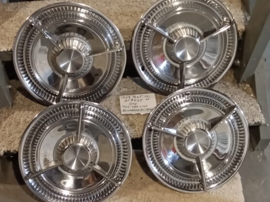 Accessories - Pontiac: 1959 Pontiac Bonneville spinner hubcaps